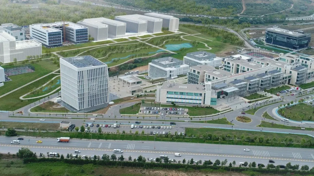 İstanbul'da en yüksek puanla öğrenci alan liseler belli oldu! İşte LGS şampiyonlarının tercih ettiği liseler