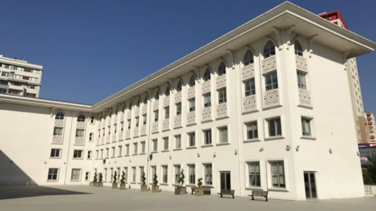 İstanbul'da en yüksek puanla öğrenci alan liseler belli oldu! İşte LGS şampiyonlarının tercih ettiği liseler