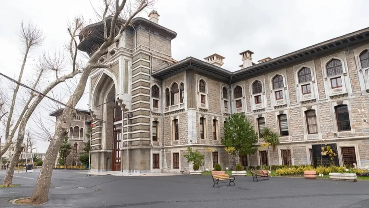 İstanbul'da en yüksek puanla öğrenci alan liseler belli oldu! İşte LGS şampiyonlarının tercih ettiği liseler