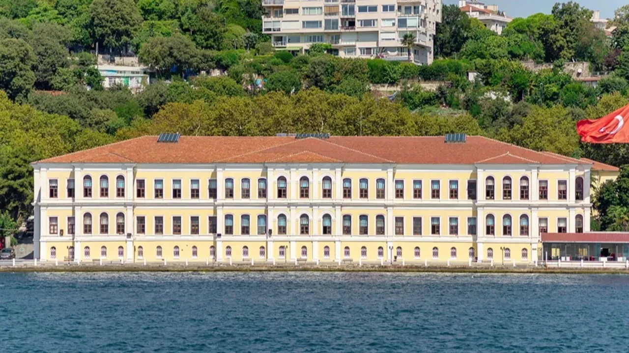 İstanbul'da en yüksek puanla öğrenci alan liseler belli oldu! İşte LGS şampiyonlarının tercih ettiği liseler