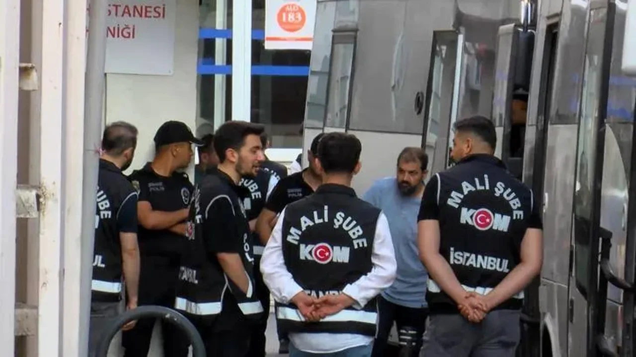 İzmit Belediyesine operasyondan yeni görüntüler! Para dolu zarfı gizleme çabaları ortaya çıktı
