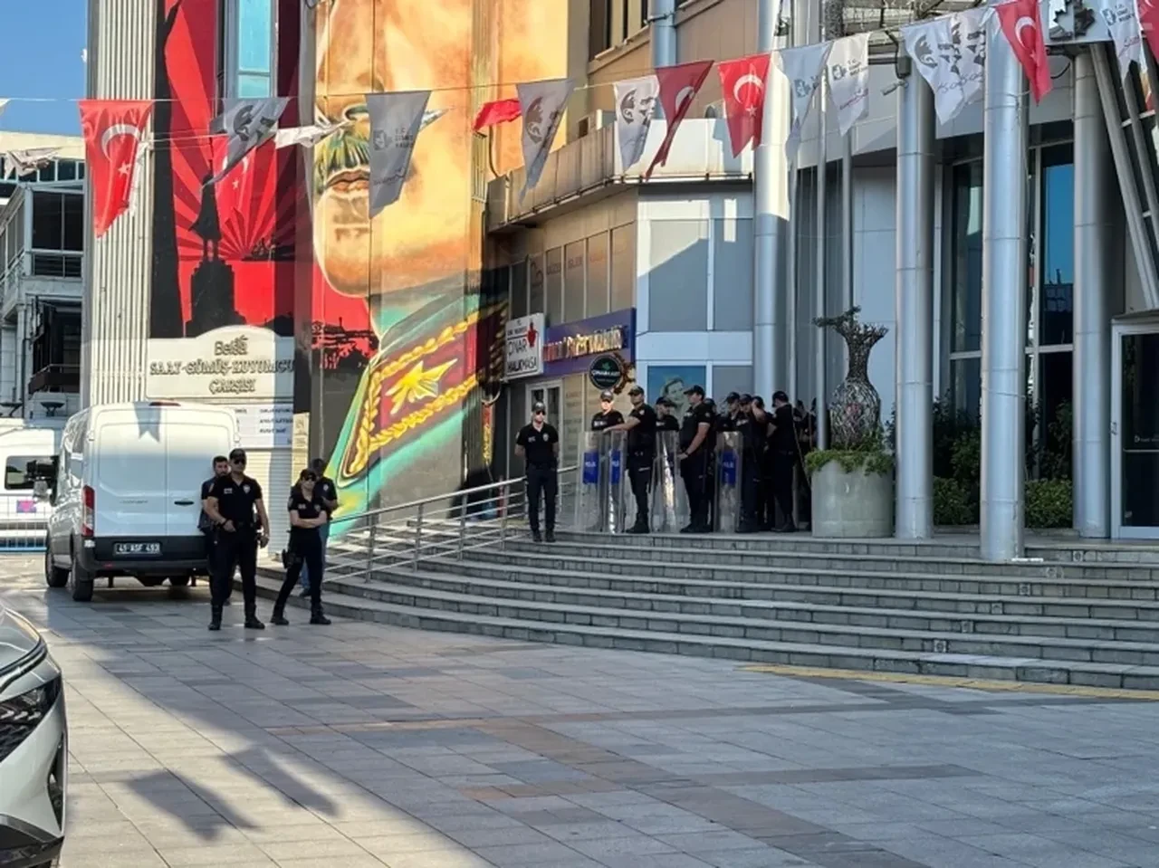 İzmit Belediyesine operasyondan yeni görüntüler! Para dolu zarfı gizleme çabaları ortaya çıktı