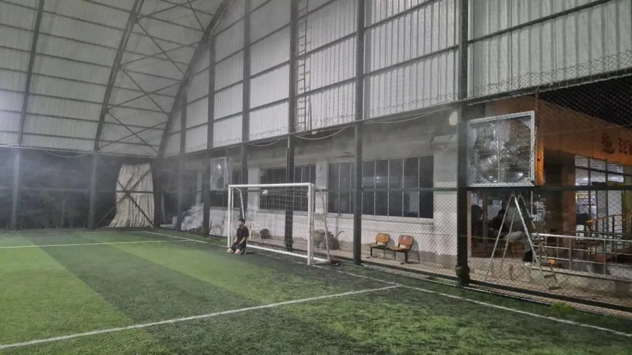 Kavurucu sıcaklarda bahar havasında futbol! Halı sahada klima konforu
