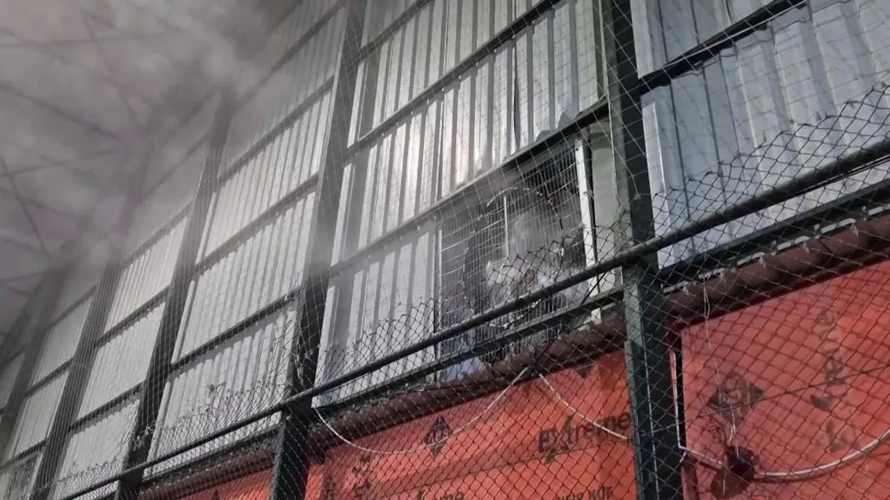 Kavurucu sıcaklarda bahar havasında futbol! Halı sahada klima konforu