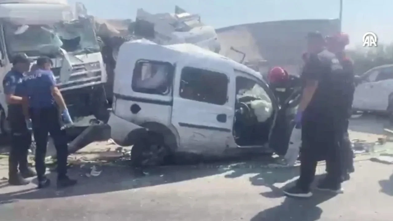 Konya'da feci kaza! TIR kırmızı ışıkta bekleyen araçları biçti: Ölü ve yaralılar var