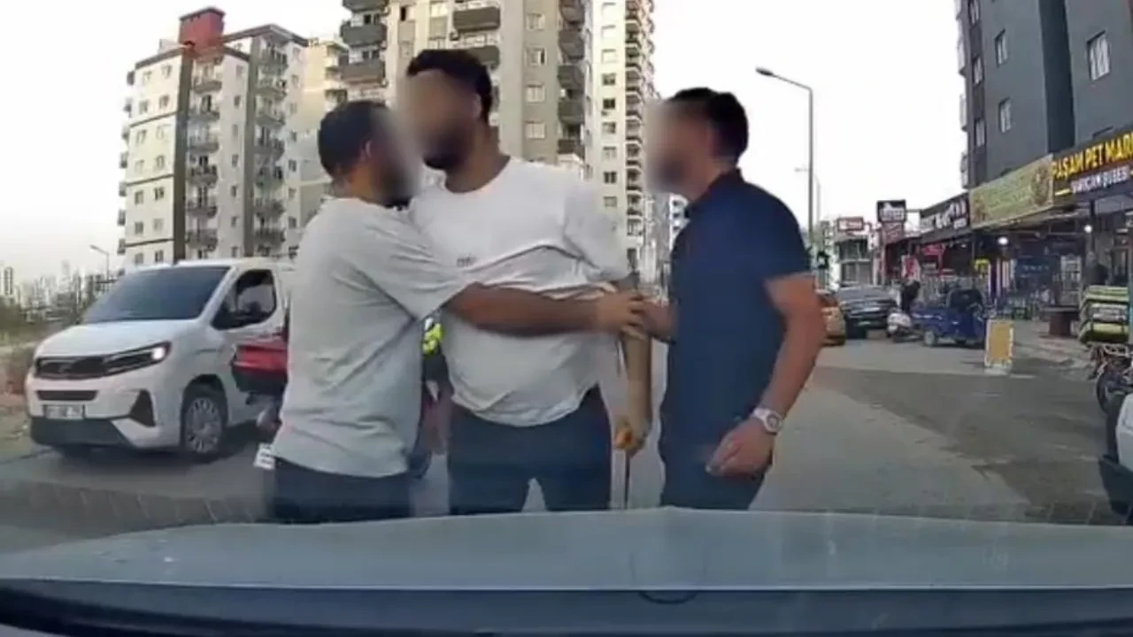 Şehir eşkıyası kamerada! Trafikte tartıştığı sürücüye testereyle saldırdı