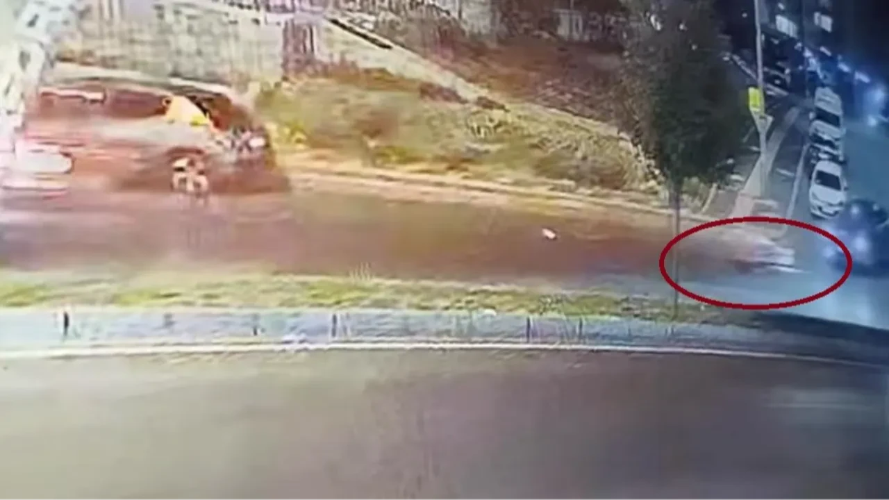 Ters yönde giden motosiklet, otomobil ile burun buruna çarpıştı