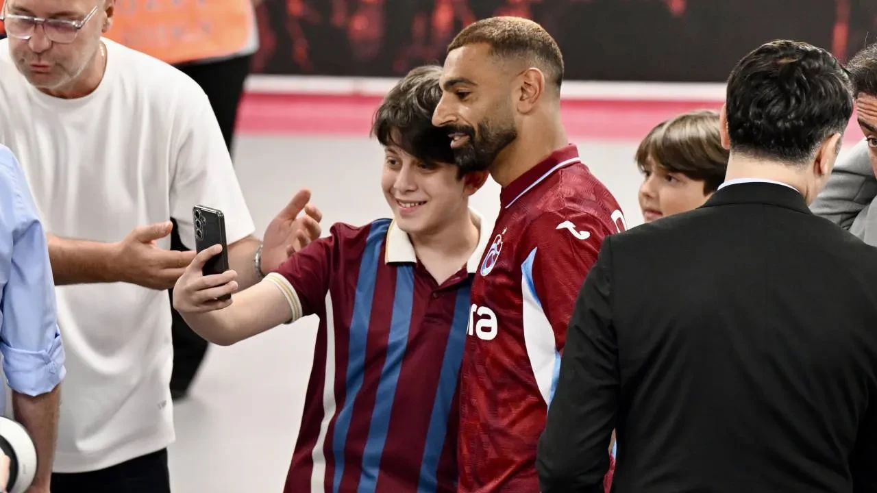 Trabzonspor'da Mohamed Salah için imza töreni düzenlendi! Mısırlı yıldız, Papara Park'ta taraftarlarla buluştu