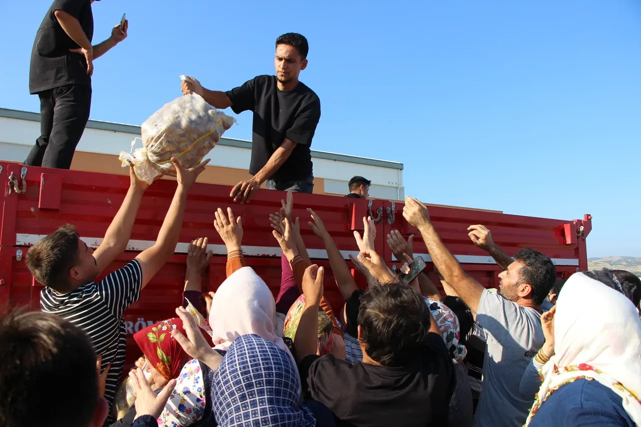 Verim çok olunca bedava dağıttı! 6 ton ürün 10 dakikada tükendi