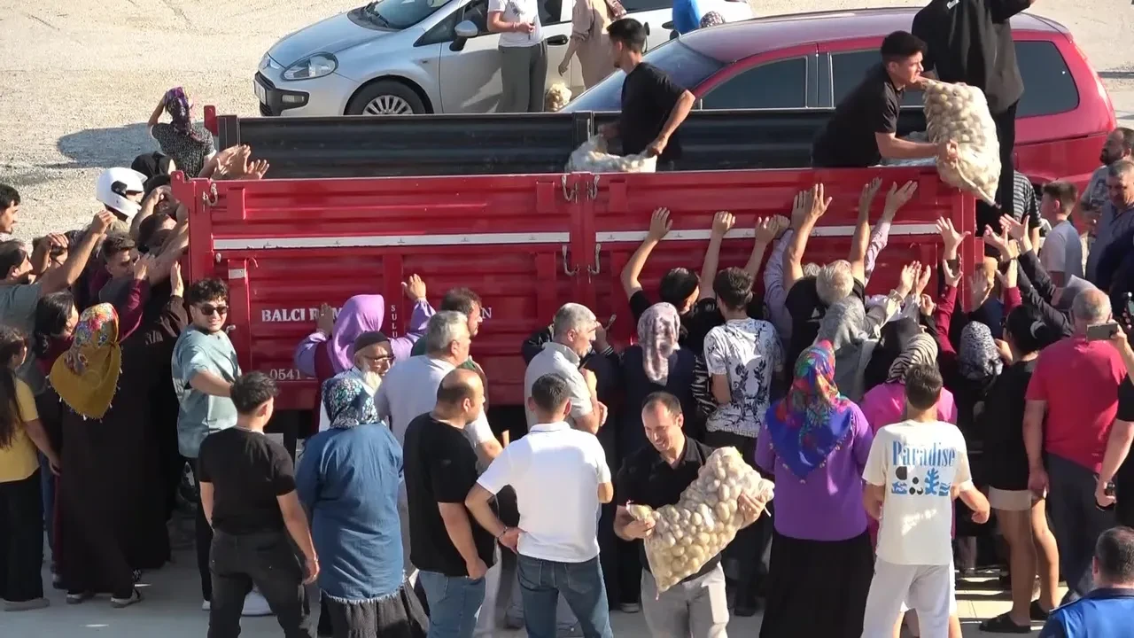 Verim çok olunca bedava dağıttı! 6 ton ürün 10 dakikada tükendi