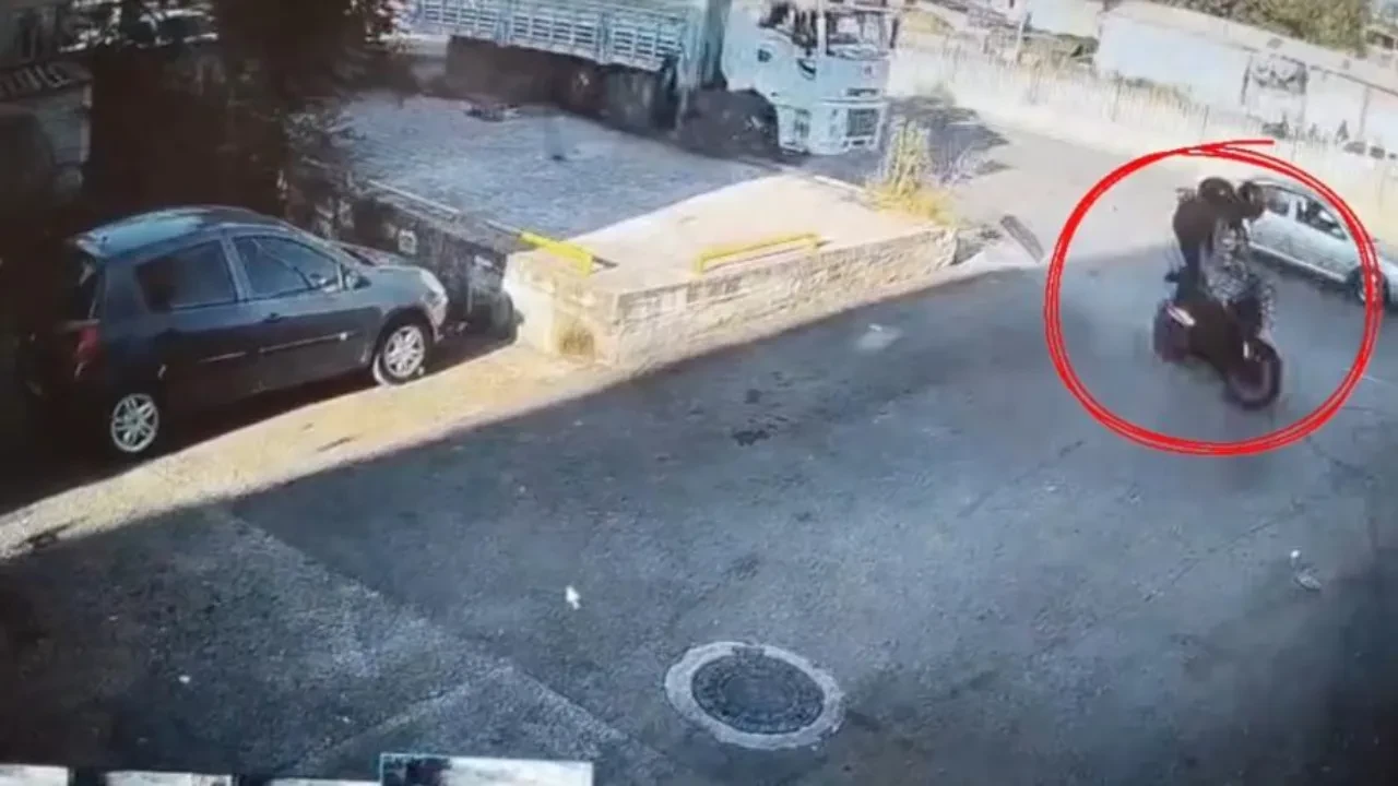 Yayayı sıyırıp duvara çarptı, sürücü hayatını kaybetti: Feci kaza kamerada
