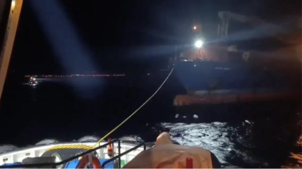 Çanakkale Boğazı'nda dev gemi arıza yaptı