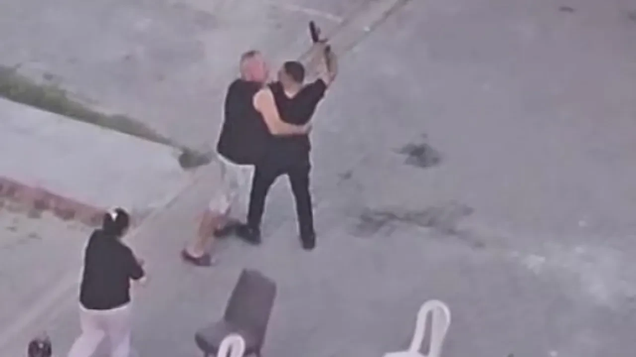 Cenaze evinde şoke eden anlar: Tabancasını çıkarıp peşlerine düştü