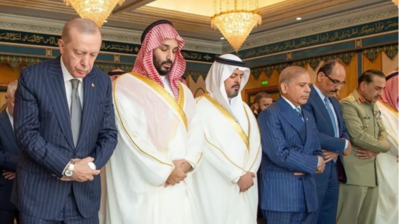 Cumhurbaşkanı Erdoğan, Prens Selman ve Şahbaz Şerif cuma namazında saf tutu