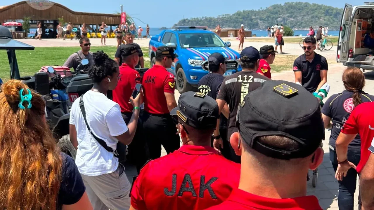Fethiye'de yamaç paraşütü kazası: İşletmenin çatısına düştüler