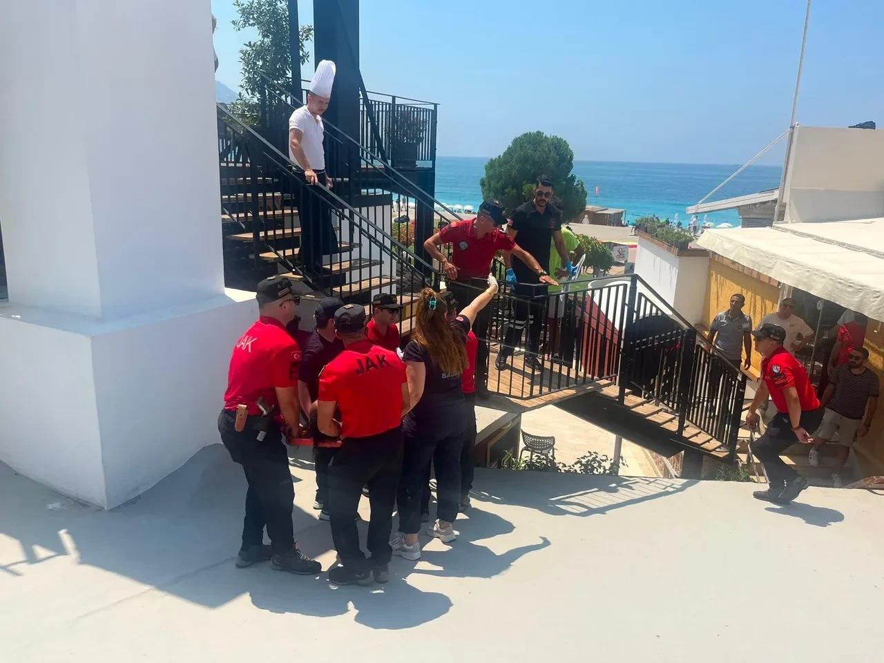 Fethiye'de yamaç paraşütü kazası: İşletmenin çatısına düştüler