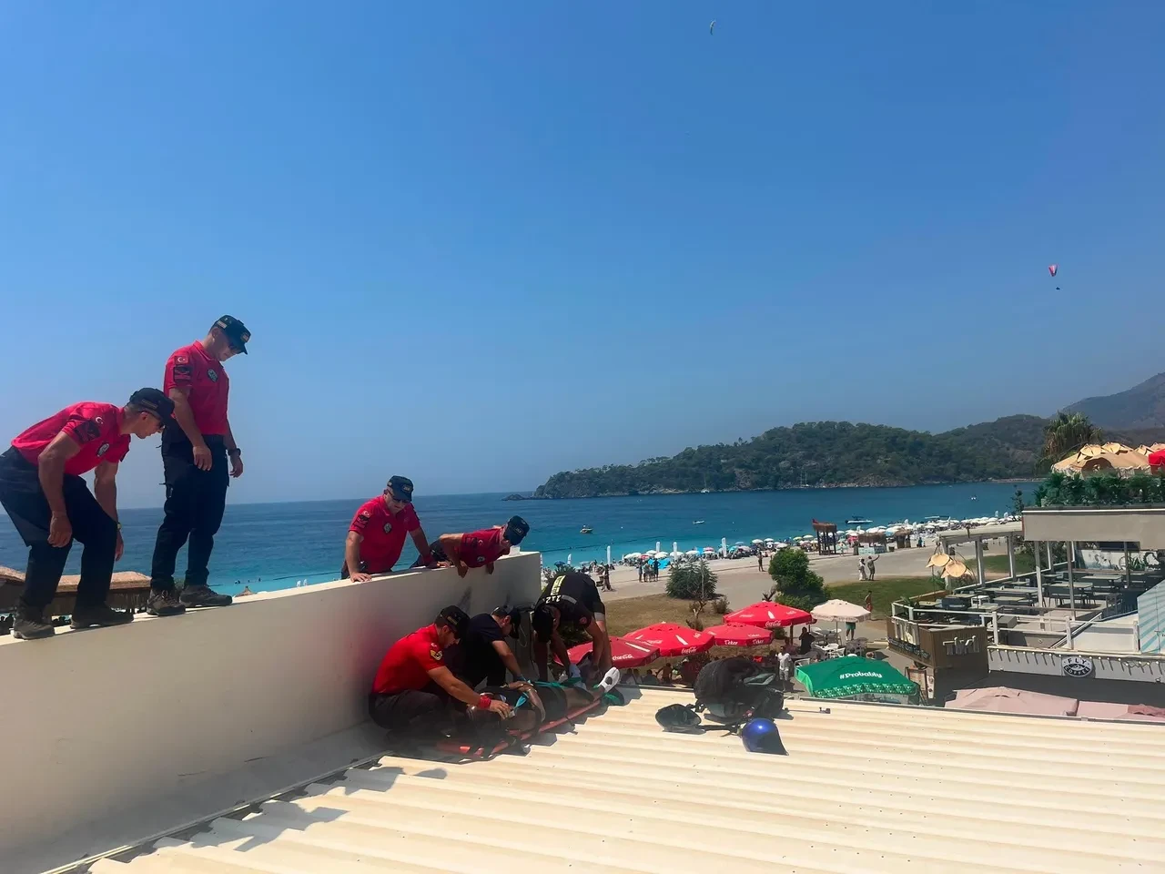 Fethiye'de yamaç paraşütü kazası: İşletmenin çatısına düştüler