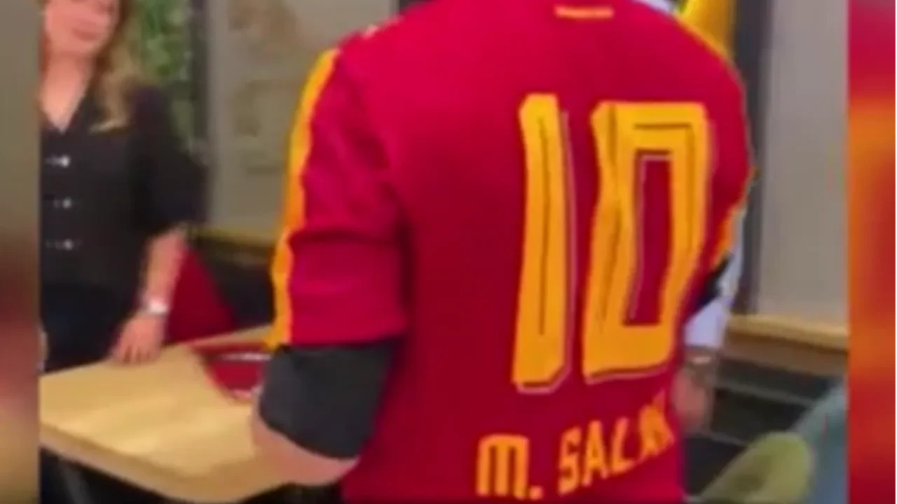 Havalimanında forması çıkarılmıştı! Galatasaraylı gence Salah yazılı forma hediye edildi