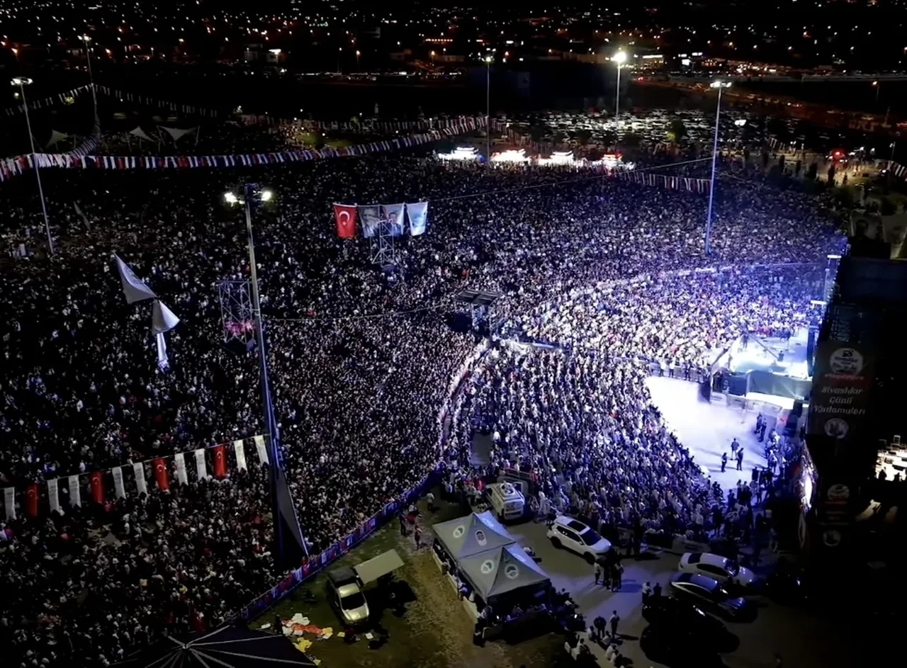 Kayseri'de Ebru Yaşar rüzgarı esti! 195 bin kişilik dev konser