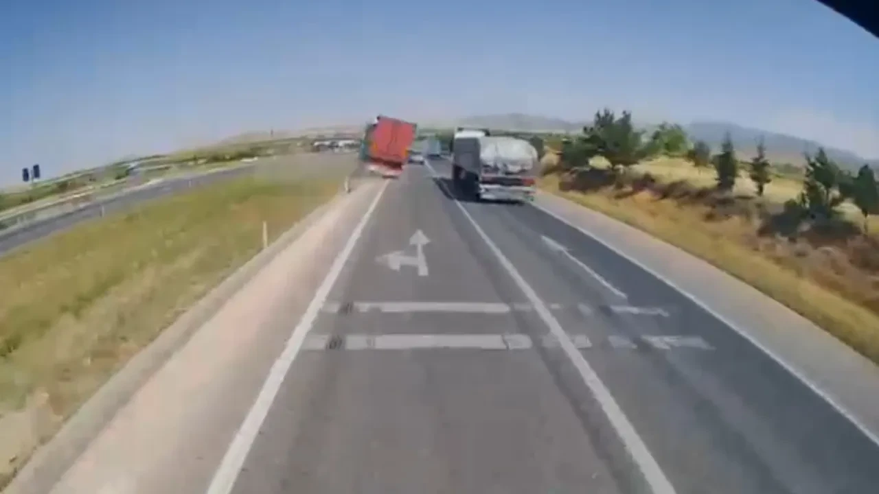 Konya'da 1 kişinin öldüğü, 10 kişinin yaralandığı feci kaza kamerada
