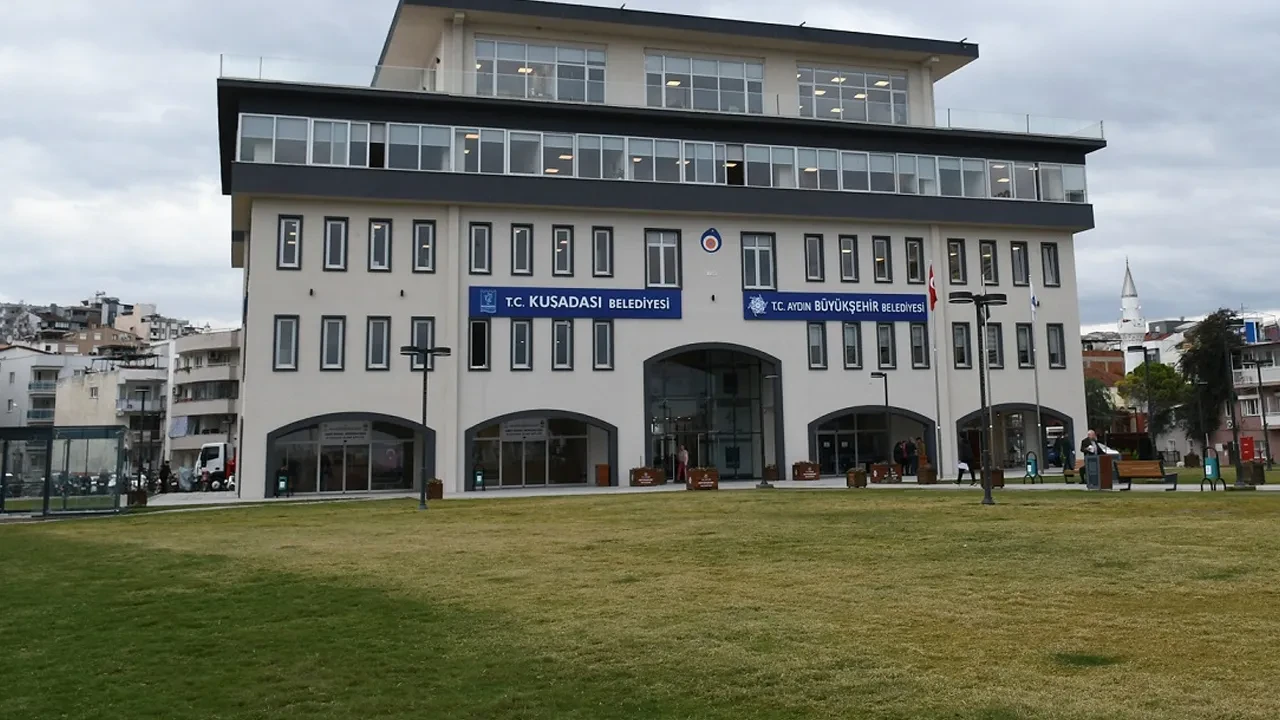 Kuşadası Belediyesi'ne üçüncü dalga operasyon: Çok sayıda gözaltı var
