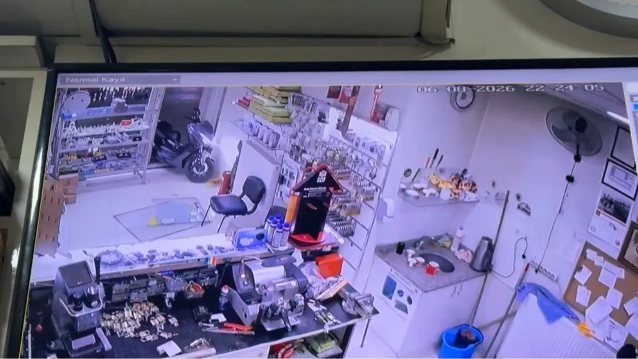 Motosiklet dükkâna daldı, kaza görüntüleri ortalığı karıştırdı  