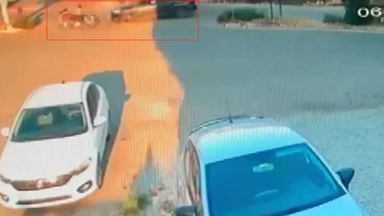 Motosiklet hafif ticari araca ok gibi saplandı, sürücü hayatını kaybetti! Acı son kamerada