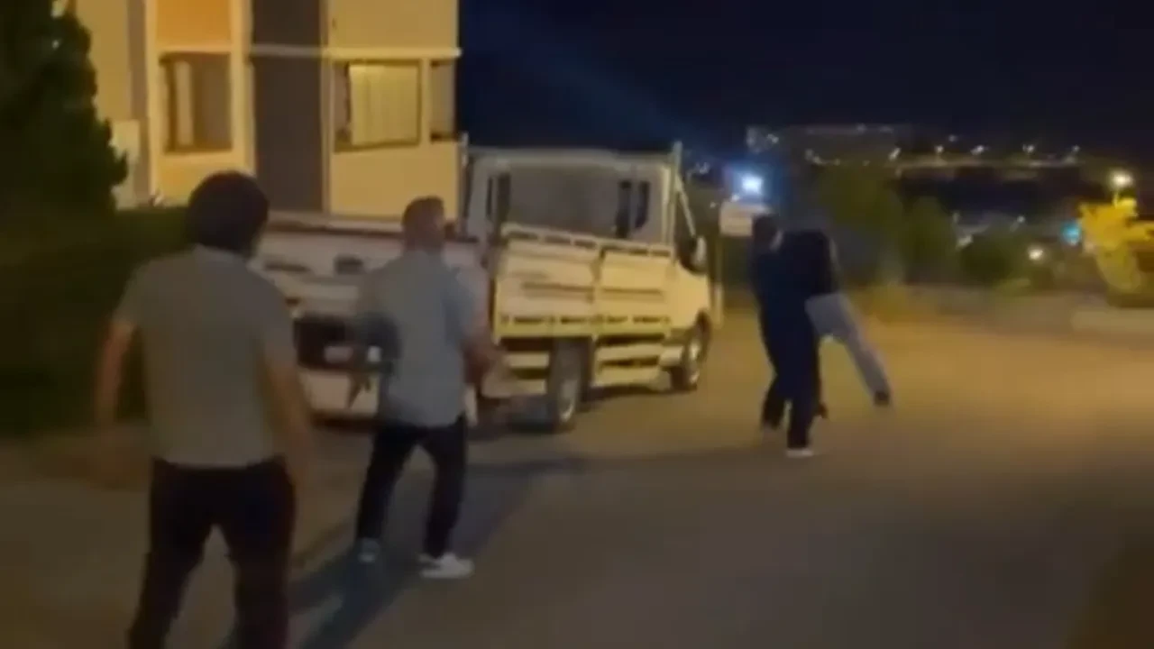 Oğluna mesaj atan genci sokak ortasında tekme tokat dövdü! Dehşet anları kamerada