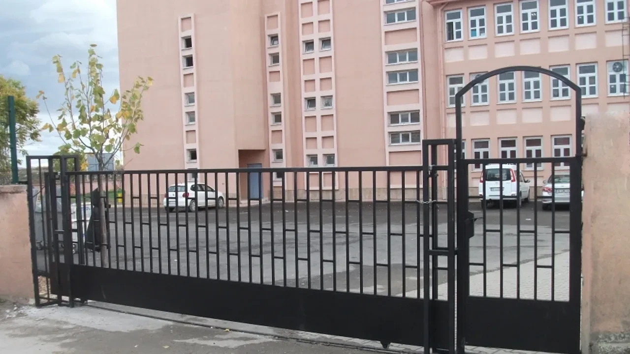 Okul güvenliği için harekete geçildi! 30 bin personel alınacak, dedektörle arama dönemi başlıyor