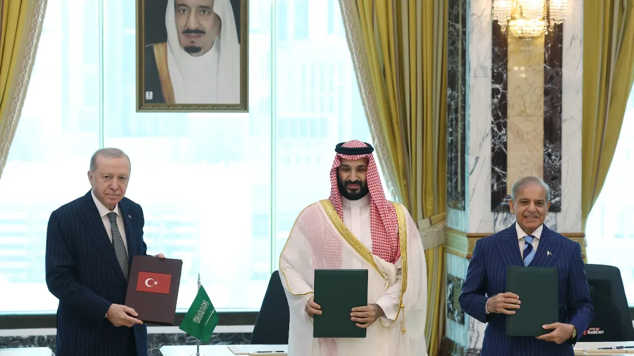 Orta Doğu'da 3'lü savunma anlaşması! İmzalar atıldı, yeni ittifak kuruldu