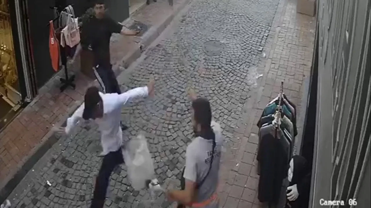 Temizlik personelinde hırsıza süpürgeli müdahale! O anlar kamerada