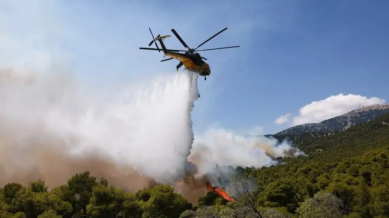 ABD'de yangına müdahale eden helikopter düştü: 2 kişiden haber alınamıyor