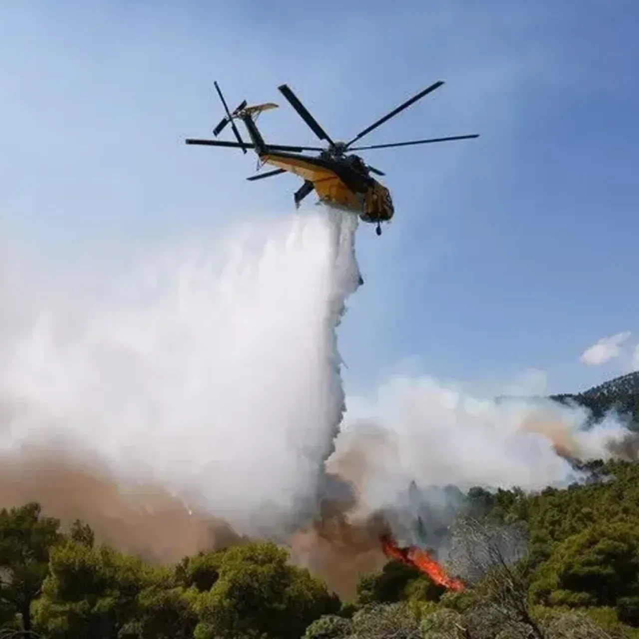 ABD'de yangına müdahale eden helikopter düştü: 2 kişiden haber alınamıyor