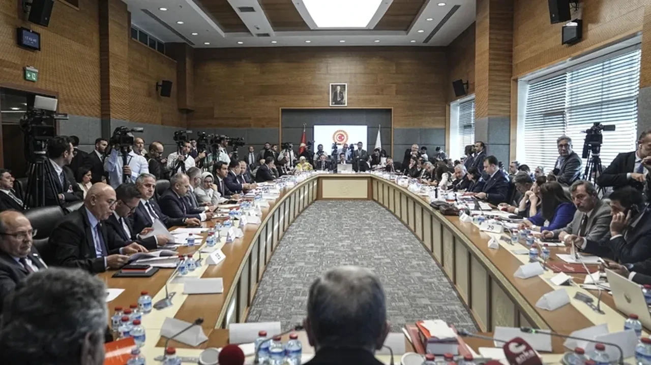 Adalet Komisyonu'nda gergin anlar! Ayyüce Türkeş Taş Bahçeli'yi eleştirdi, salon karıştı