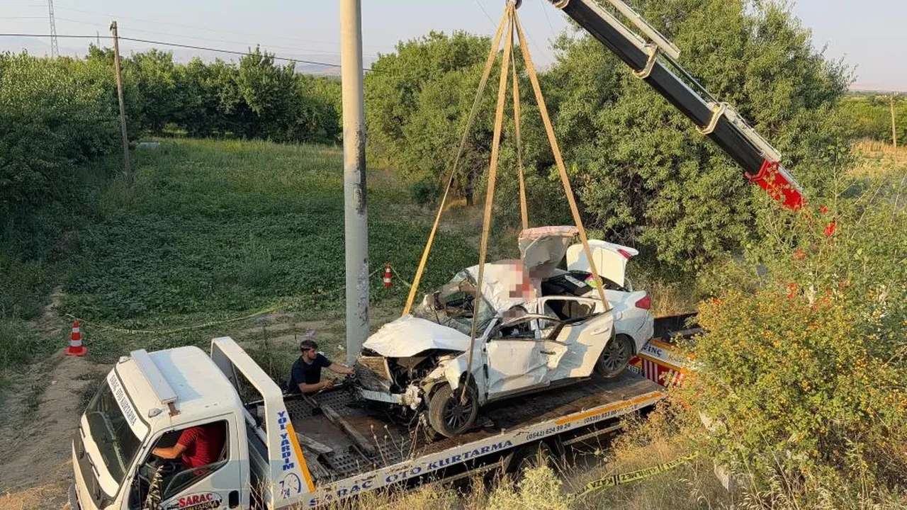 Afyonkarahisar'da otomobil şarampole devrildi: 2 ölü, 2 yaralı