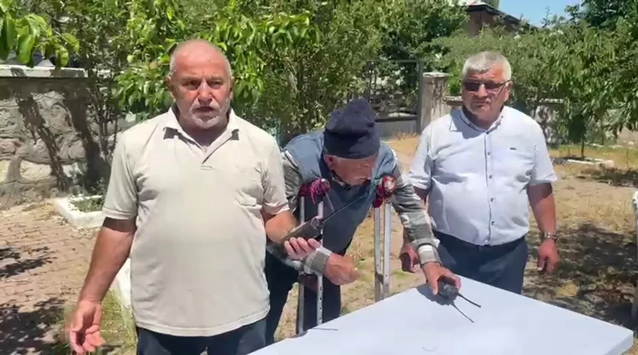 Altyapı yetersizliği köylüyü canından bezdirdi: Çareyi telsizde buldular