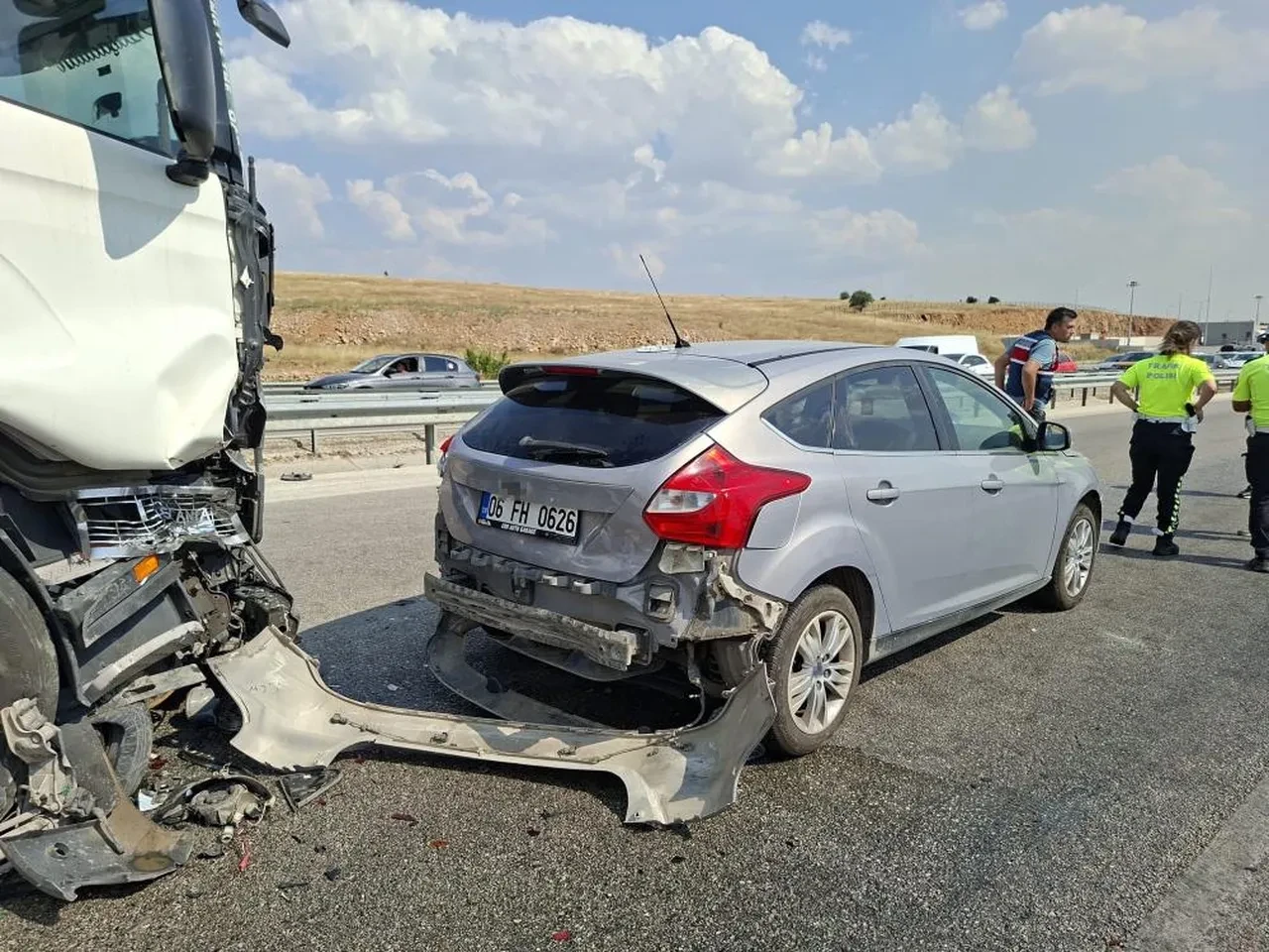 Anız yangını yüzünden 13 araçlık zincirleme trafik kazası: Yaralılar var!
