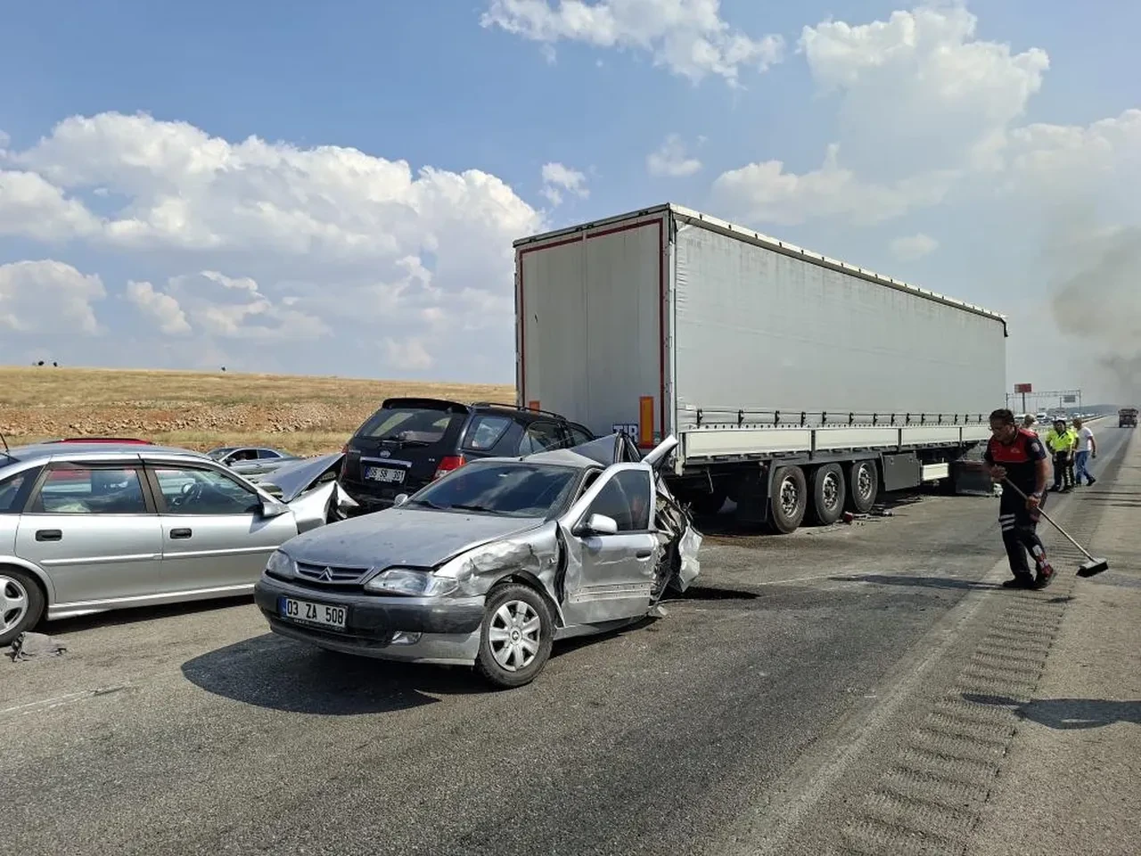 Anız yangını yüzünden 13 araçlık zincirleme trafik kazası: Yaralılar var!