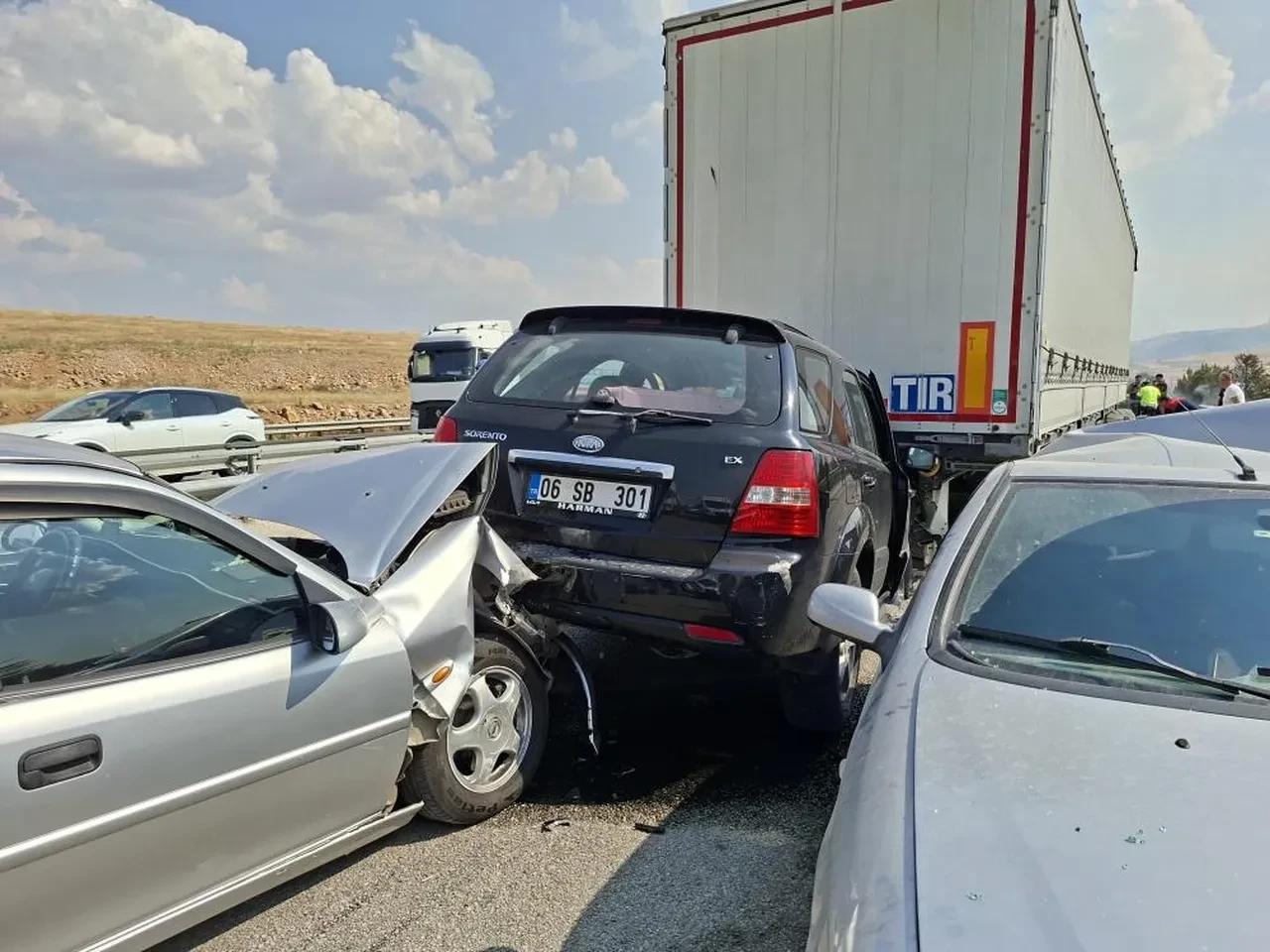 Anız yangını yüzünden 13 araçlık zincirleme trafik kazası: Yaralılar var!