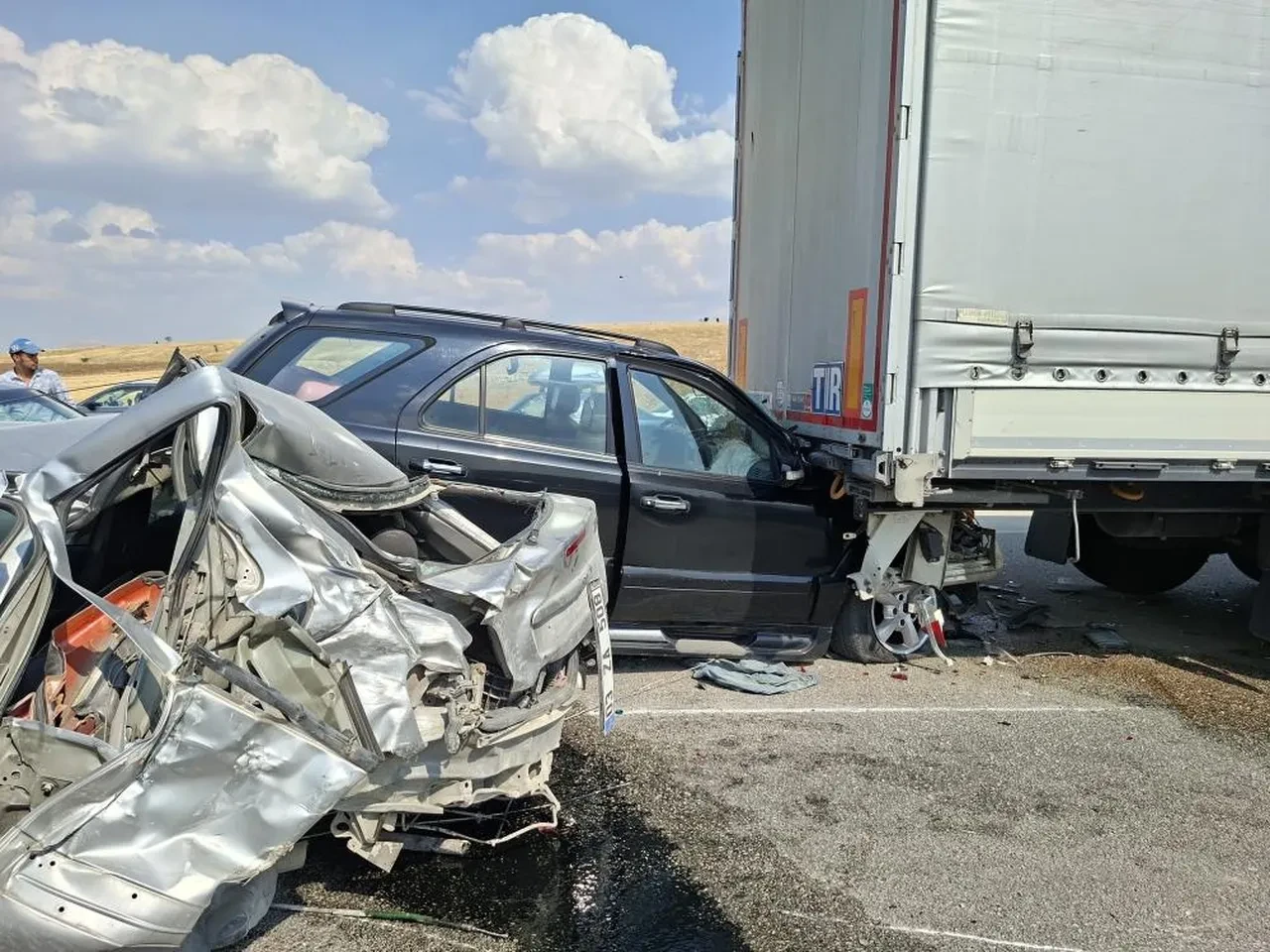 Anız yangını yüzünden 13 araçlık zincirleme trafik kazası: Yaralılar var!