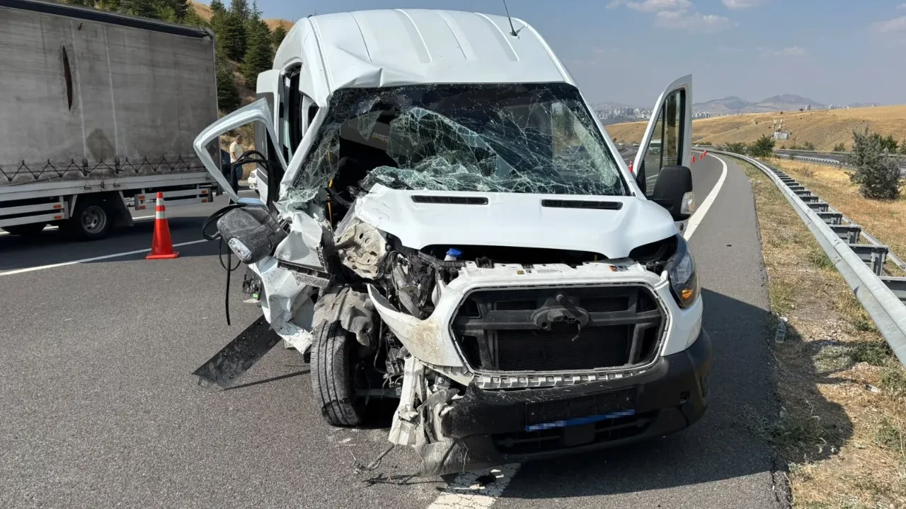 Ankara'da servis aracı tıra çarptı: 1'i ağır 7 yaralı