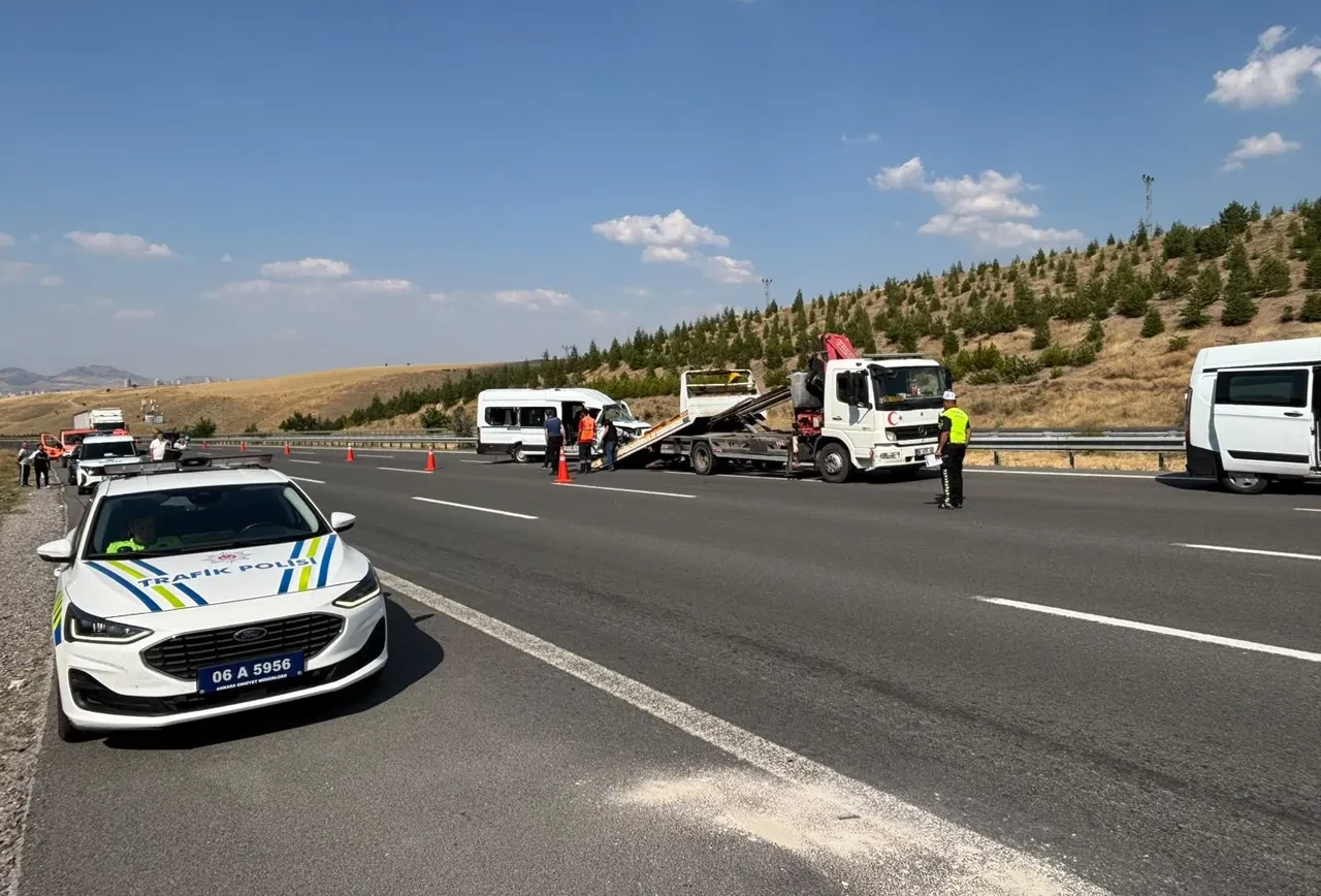 Ankara'da servis aracı tıra çarptı: 1'i ağır 7 yaralı