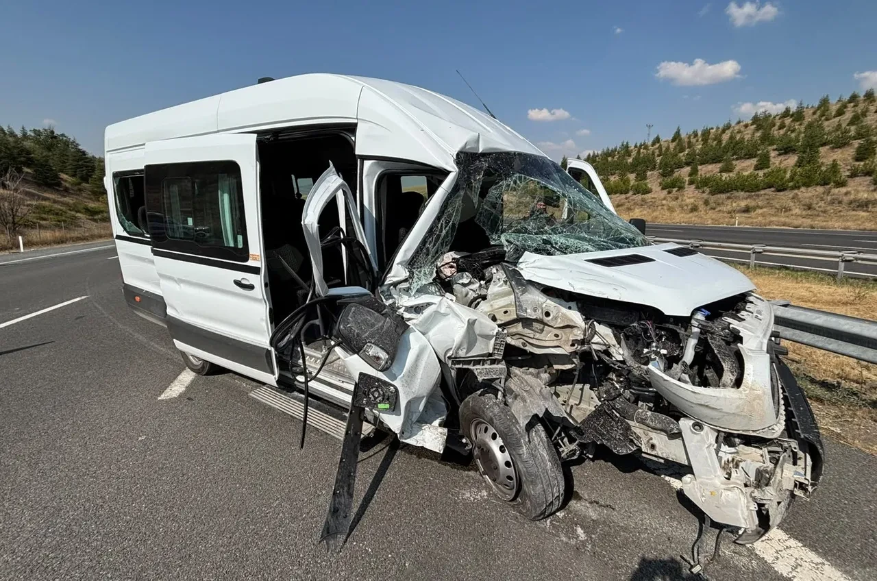 Ankara'da servis aracı tıra çarptı: 1'i ağır 7 yaralı