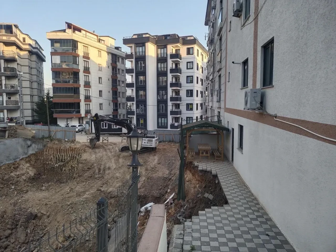 Çekmeköy'de istinat duvarı yıkıldı! 5 katlı bina tahliye edildi