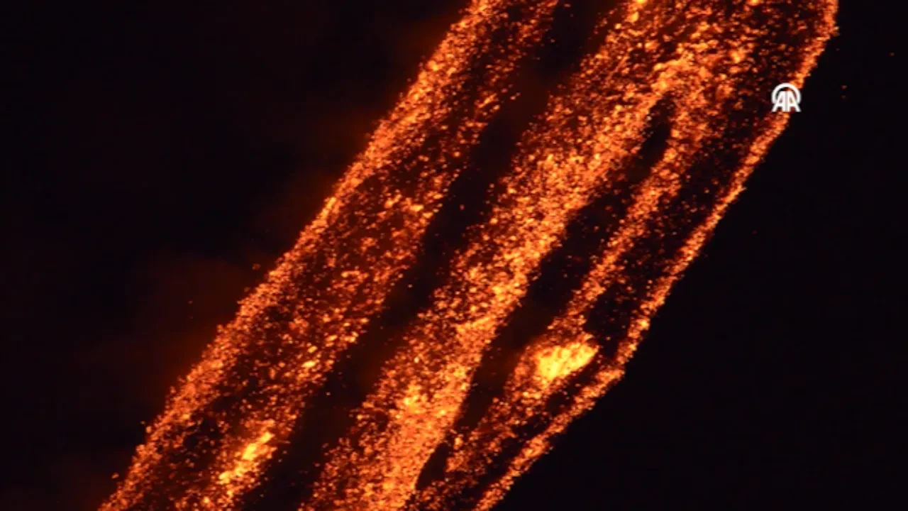Etna Yanardağı'nda yeni bir paroksismal: İniş yapacak uçaklara izin verilmedi
