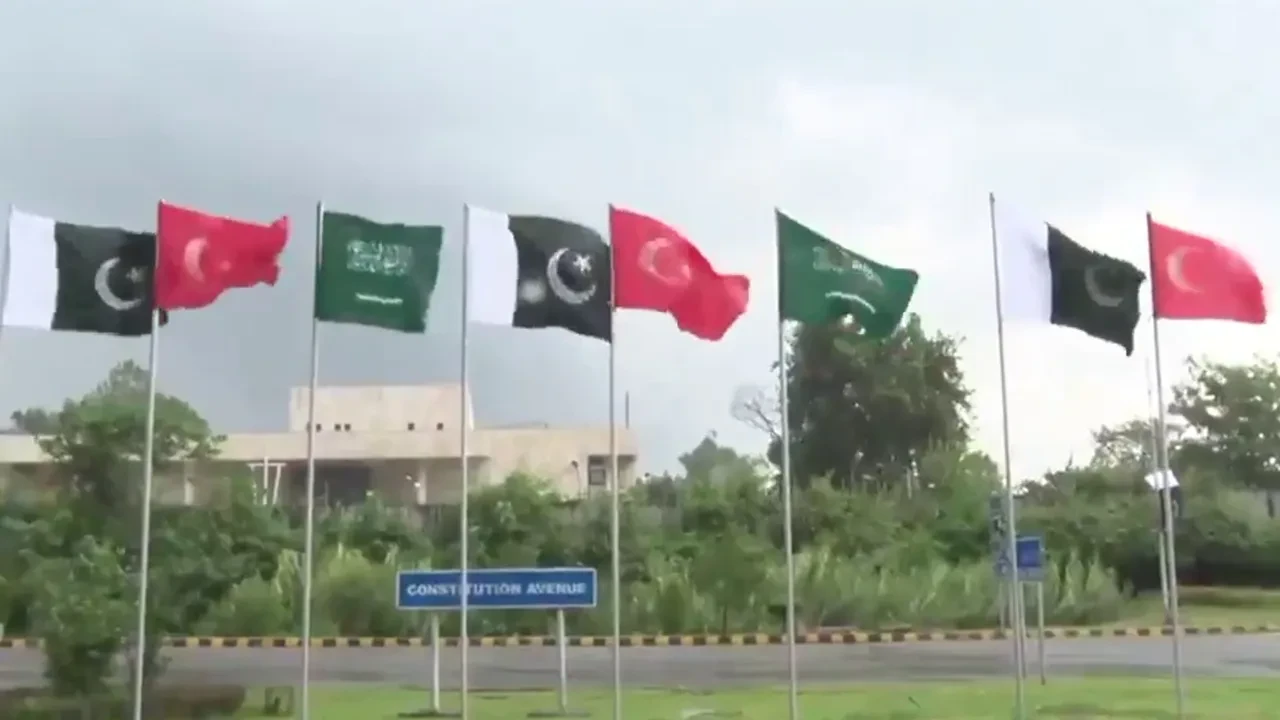 İslamabad'dan Mekke Anlaşması kutlaması: Türkiye, Pakistan ve Suudi Arabistan'ın bayrakları göndere çekildi
