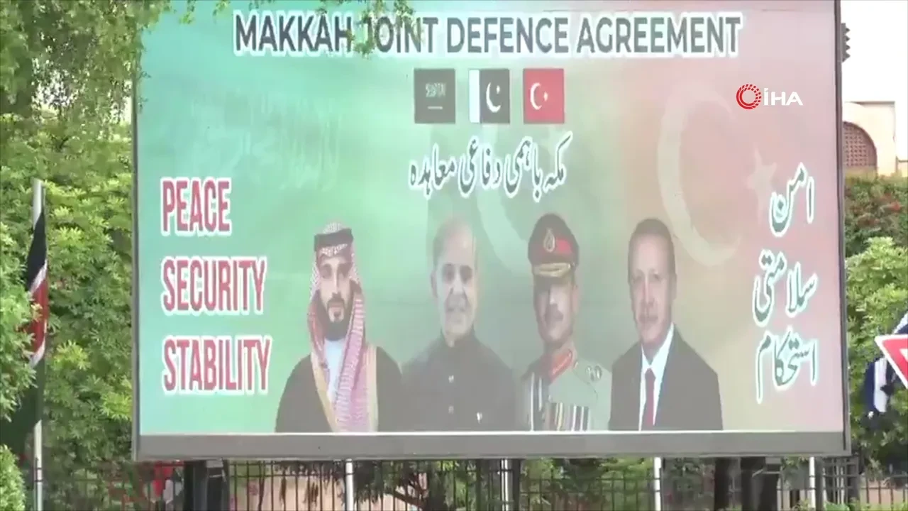 İslamabad'dan Mekke Anlaşması kutlaması: Türkiye, Pakistan ve Suudi Arabistan'ın bayrakları göndere çekildi