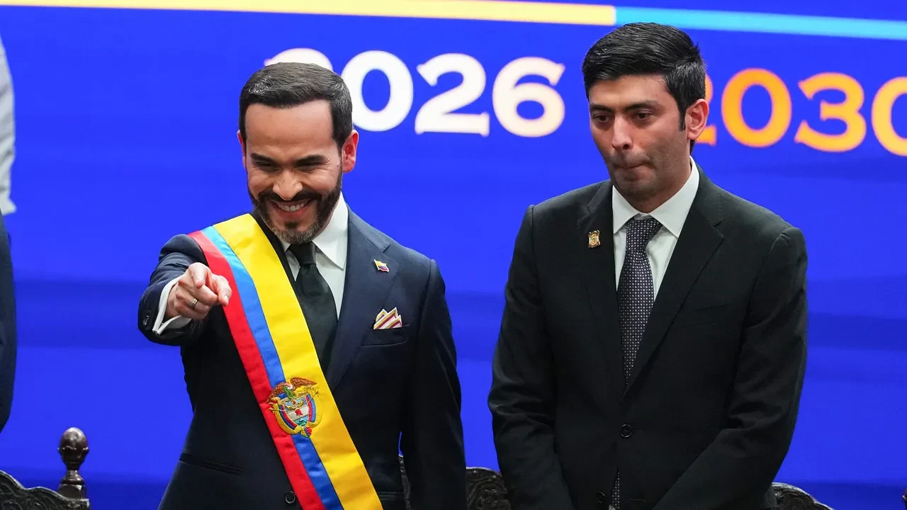 Kolombiya'da Petro yeni Cumhurbaşkanı De La Espriella'ya görevi devretmeden sarayı terk etti