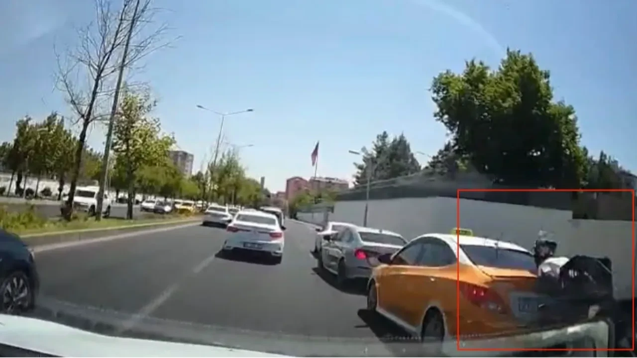Motosikletli fren yapan araca arkadan böyle çarptı