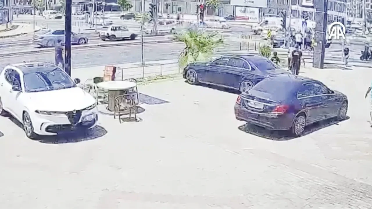 Otomobil ve ambulans çarpıştı: Sürücüye ilk yardımı sağlıkçılar yaptı